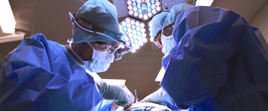 Χειρουργική ομάδα κατά τη διάρκεια επέμβασης